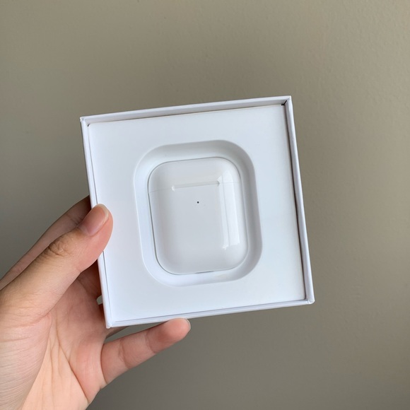 AirPods with wireless charger - Picture 9 of 9